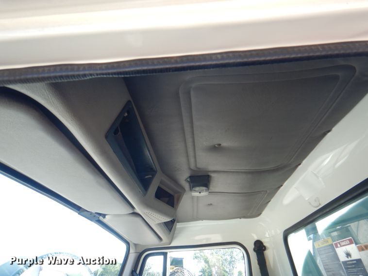 image for item JY9770 1996 International 4900  oil distributor truck