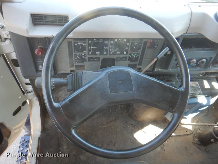 image for item JY9770 1996 International 4900  oil distributor truck