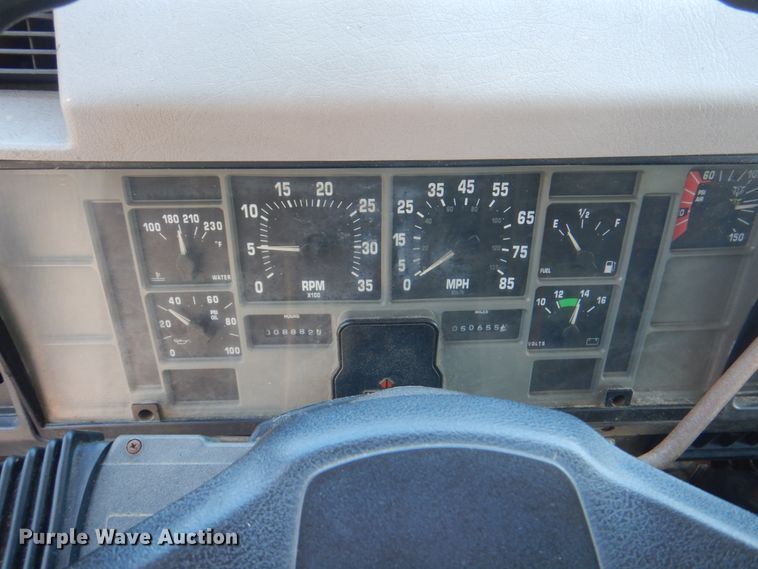 image for item JY9770 1996 International 4900  oil distributor truck