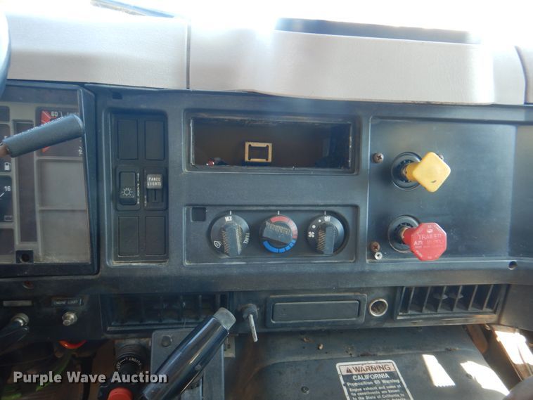 image for item JY9770 1996 International 4900  oil distributor truck