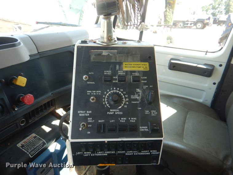 image for item JY9770 1996 International 4900  oil distributor truck