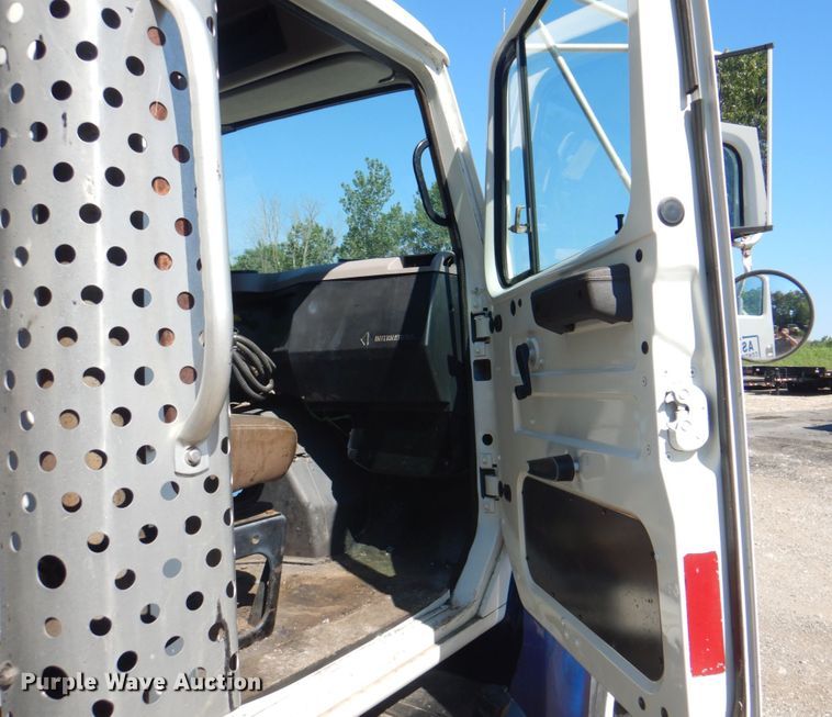 image for item JY9770 1996 International 4900  oil distributor truck