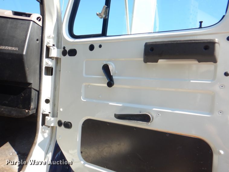 image for item JY9770 1996 International 4900  oil distributor truck