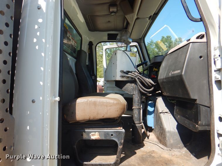 image for item JY9770 1996 International 4900  oil distributor truck