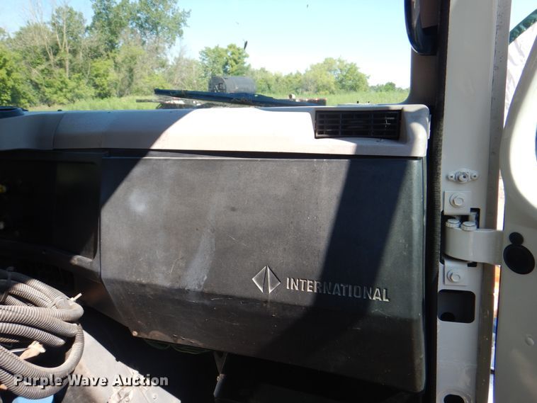 image for item JY9770 1996 International 4900  oil distributor truck