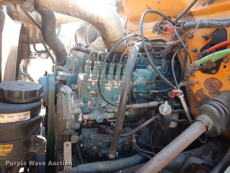 image for item JY9770 1996 International 4900  oil distributor truck