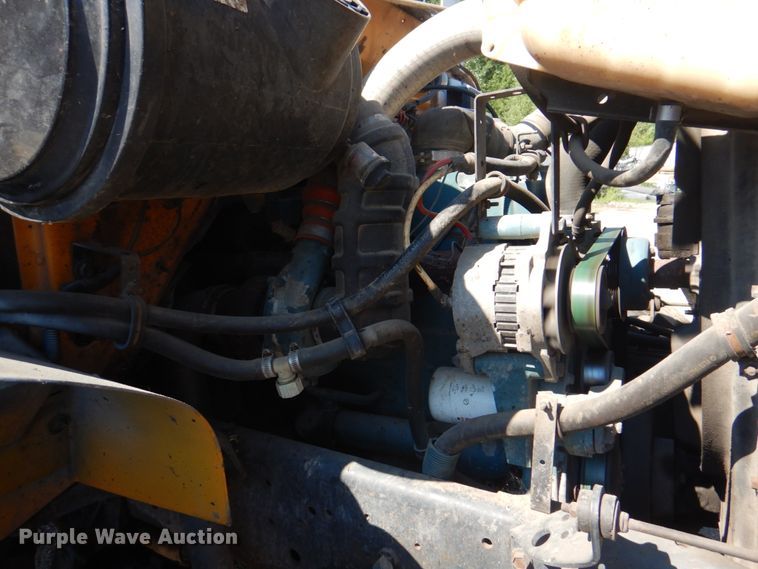 image for item JY9770 1996 International 4900  oil distributor truck