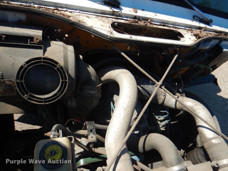 image for item JY9770 1996 International 4900  oil distributor truck