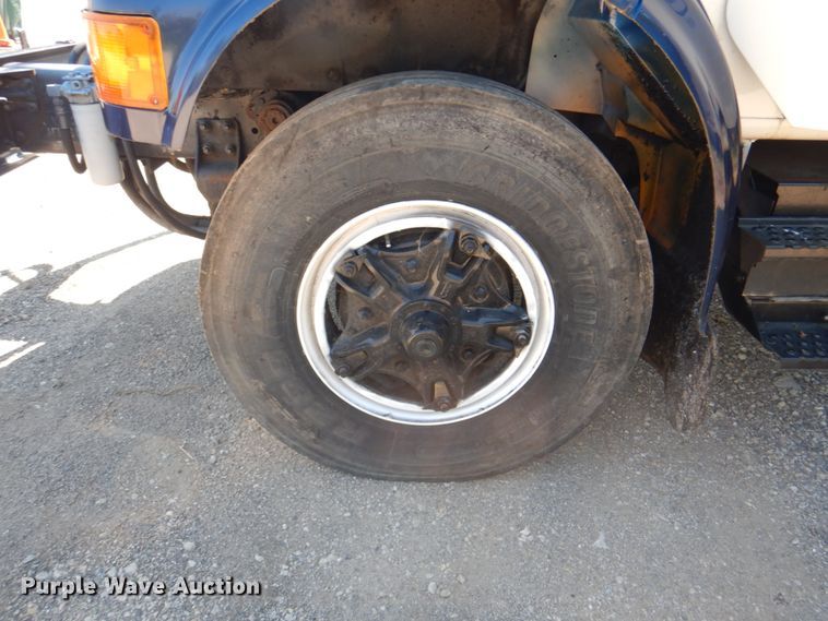 image for item JY9770 1996 International 4900  oil distributor truck