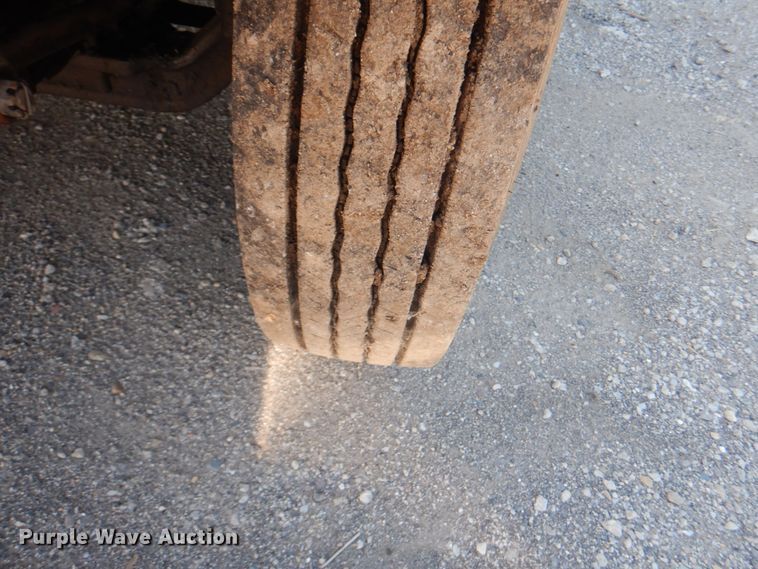 image for item JY9770 1996 International 4900  oil distributor truck