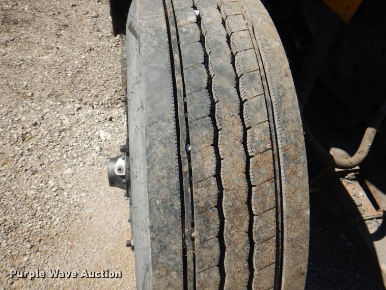 image for item JY9770 1996 International 4900  oil distributor truck