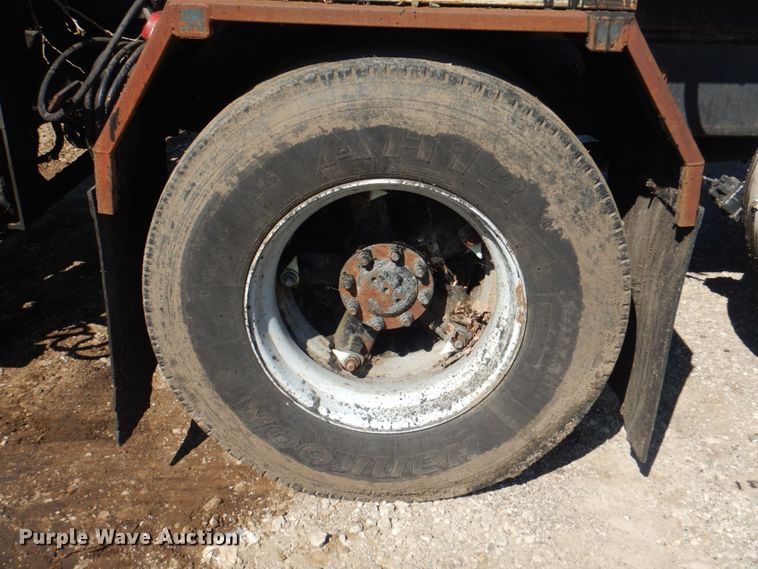 image for item JY9770 1996 International 4900  oil distributor truck