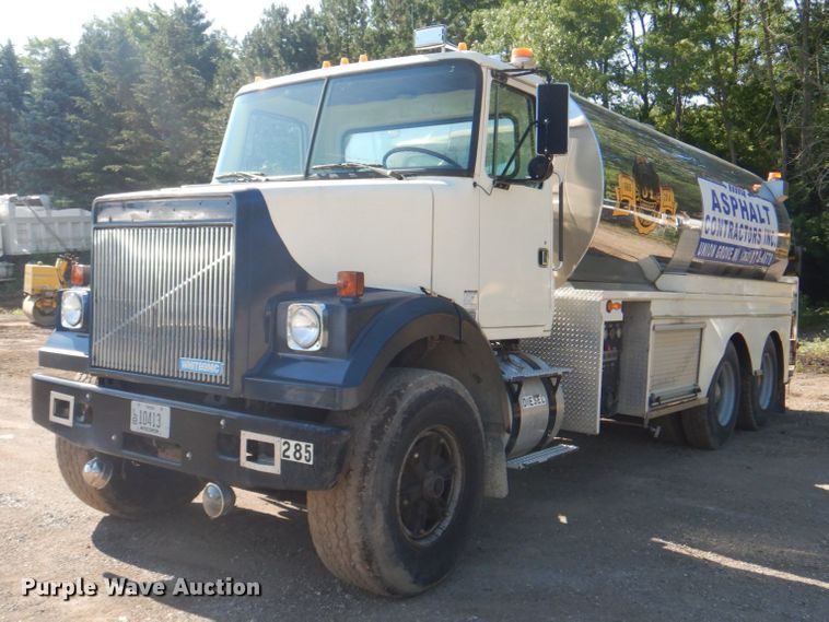 image for item JY9772 1989 White GMC WCS  tank truck