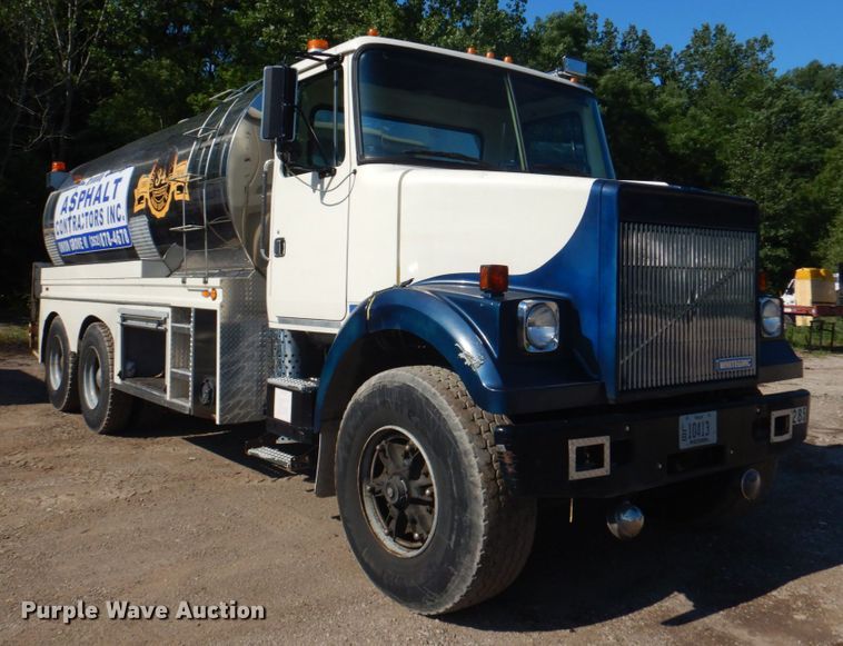 image for item JY9772 1989 White GMC WCS  tank truck