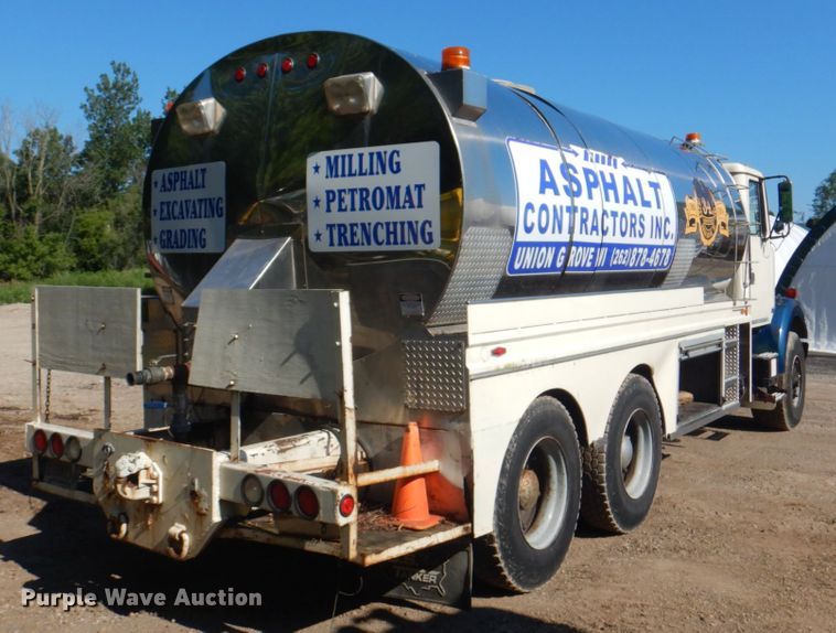 image for item JY9772 1989 White GMC WCS  tank truck