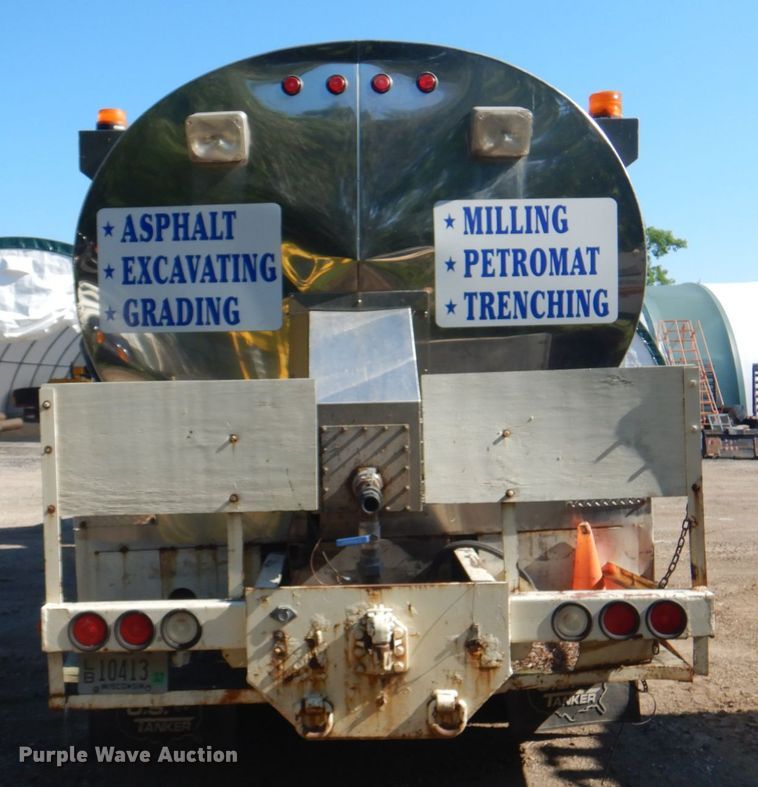 image for item JY9772 1989 White GMC WCS  tank truck