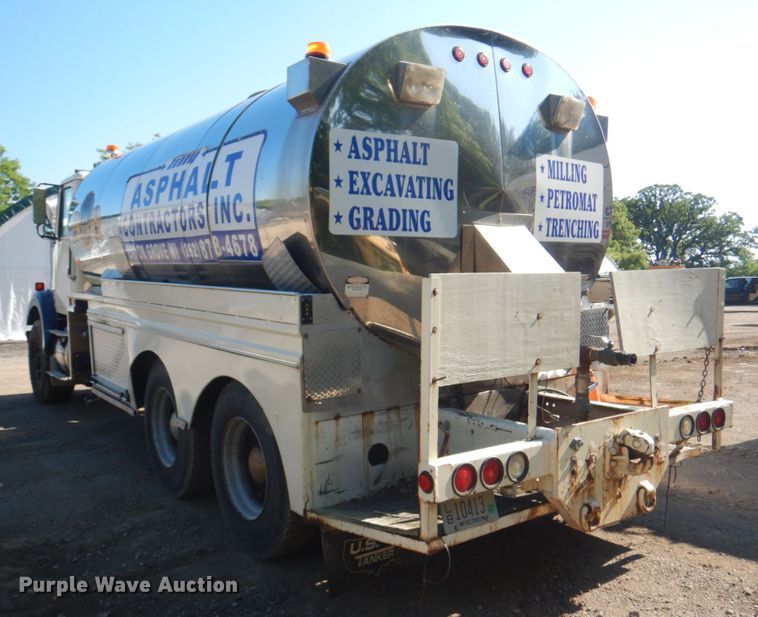 image for item JY9772 1989 White GMC WCS  tank truck