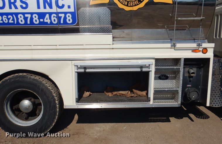 image for item JY9772 1989 White GMC WCS  tank truck