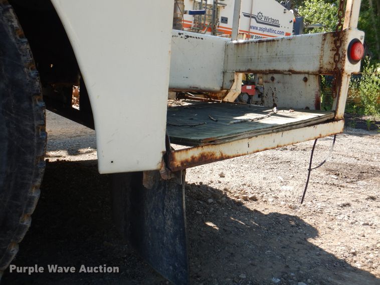 image for item JY9772 1989 White GMC WCS  tank truck