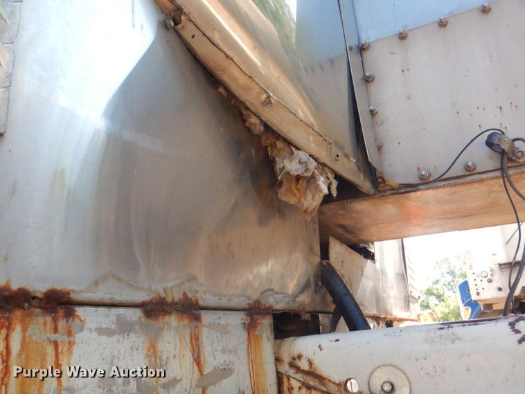 image for item JY9772 1989 White GMC WCS  tank truck