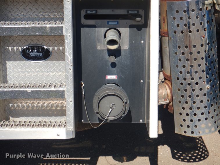 image for item JY9772 1989 White GMC WCS  tank truck