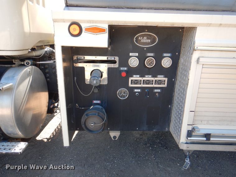 image for item JY9772 1989 White GMC WCS  tank truck