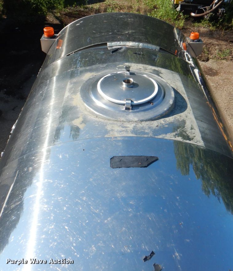 image for item JY9772 1989 White GMC WCS  tank truck