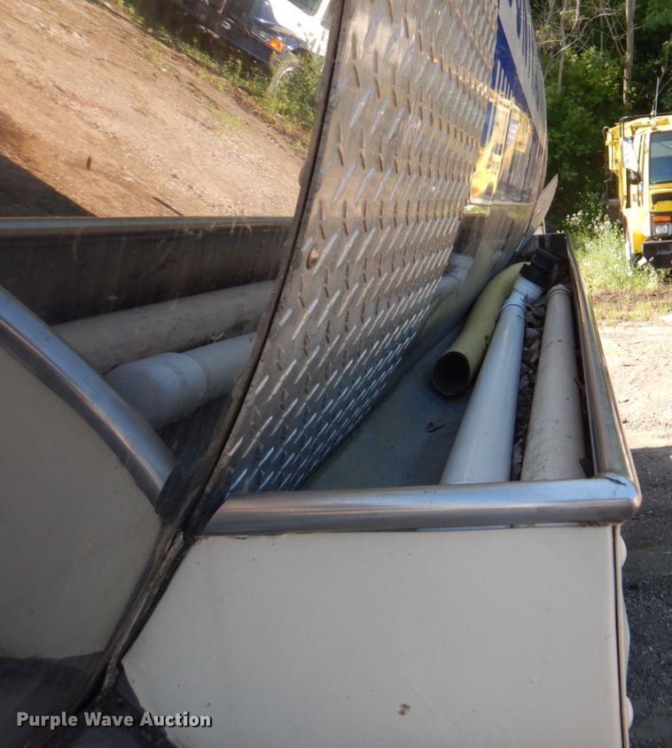 image for item JY9772 1989 White GMC WCS  tank truck