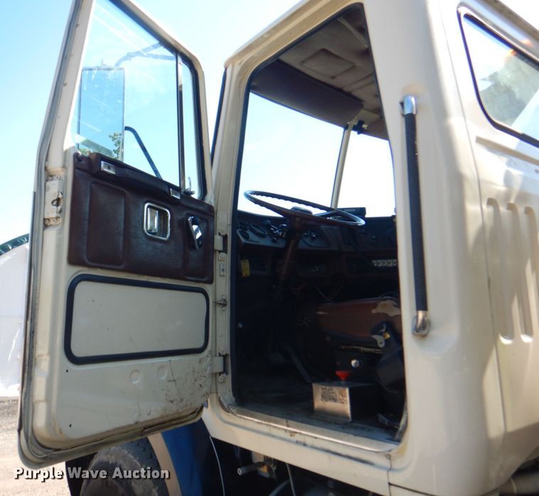 image for item JY9772 1989 White GMC WCS  tank truck