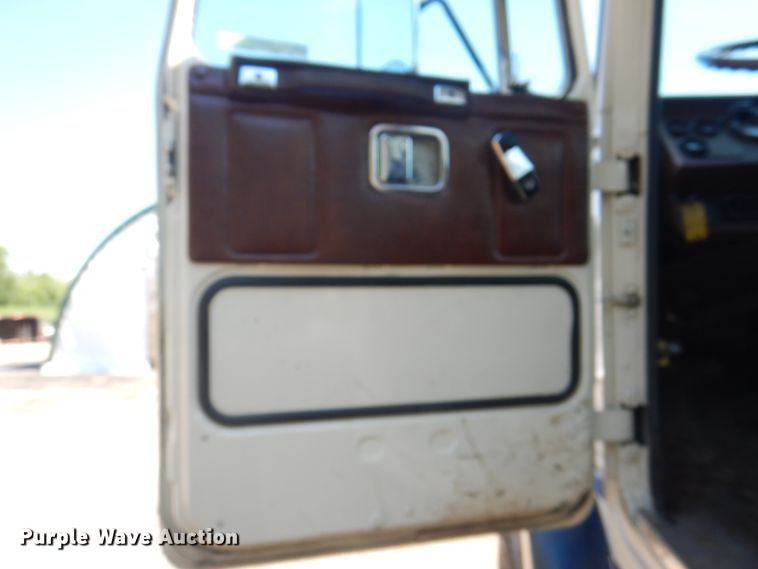 image for item JY9772 1989 White GMC WCS  tank truck