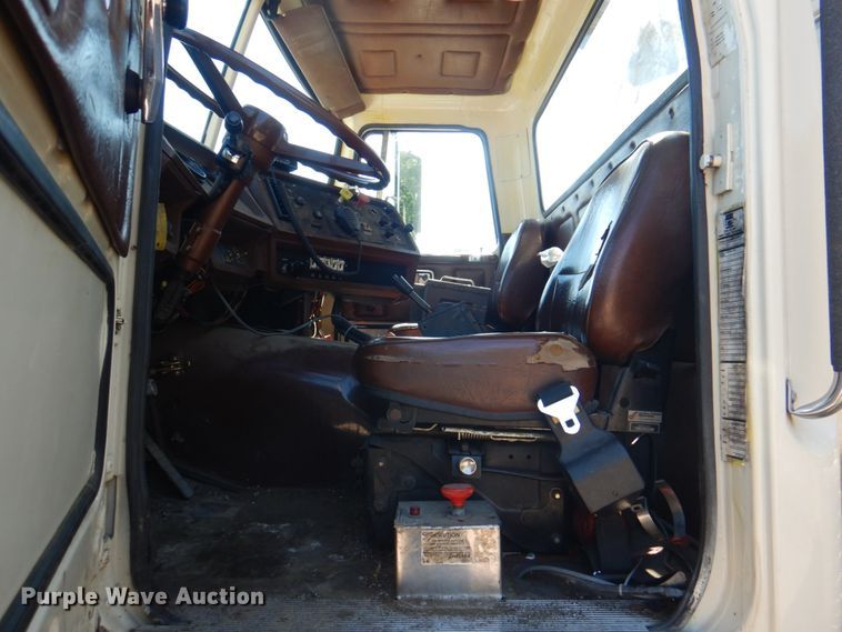 image for item JY9772 1989 White GMC WCS  tank truck