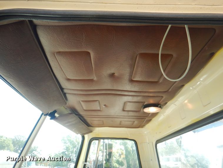 image for item JY9772 1989 White GMC WCS  tank truck