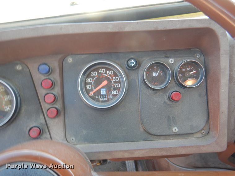 image for item JY9772 1989 White GMC WCS  tank truck