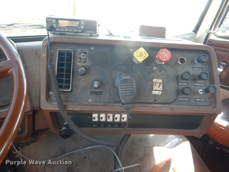 image for item JY9772 1989 White GMC WCS  tank truck