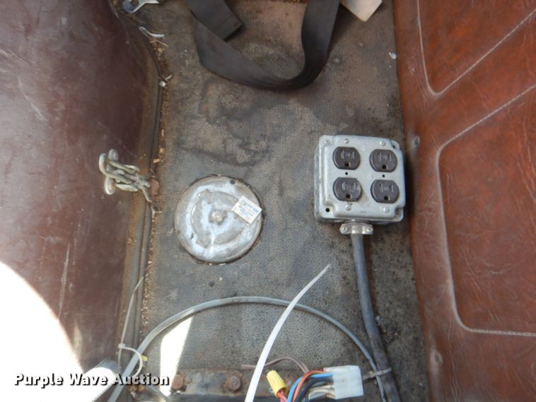 image for item JY9772 1989 White GMC WCS  tank truck