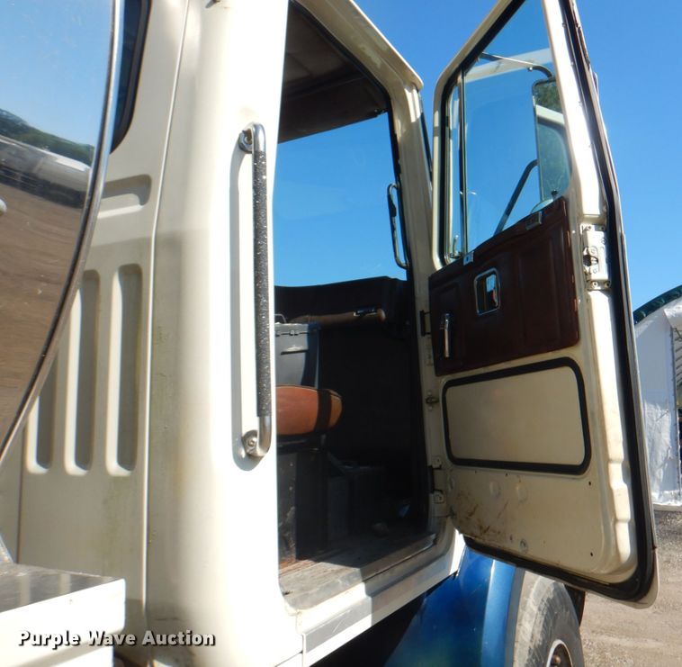 image for item JY9772 1989 White GMC WCS  tank truck