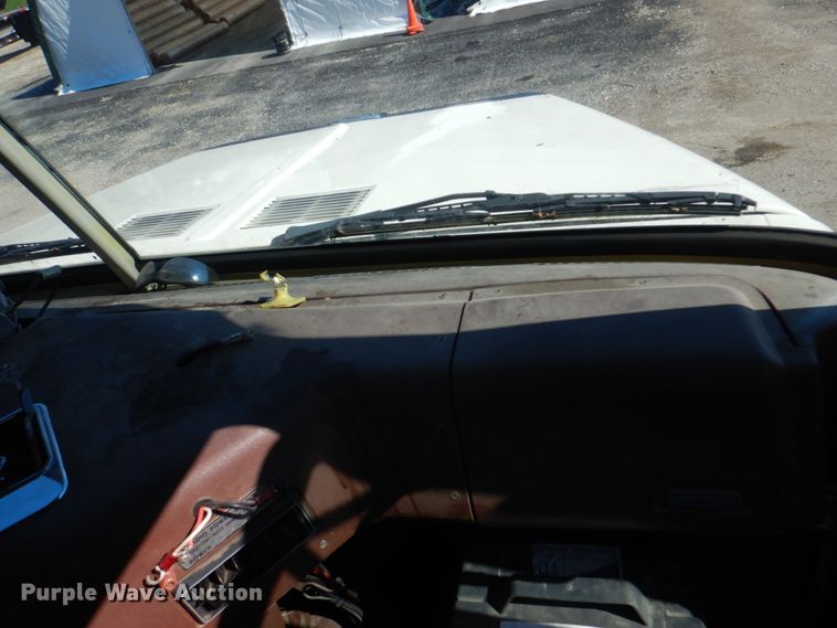 image for item JY9772 1989 White GMC WCS  tank truck