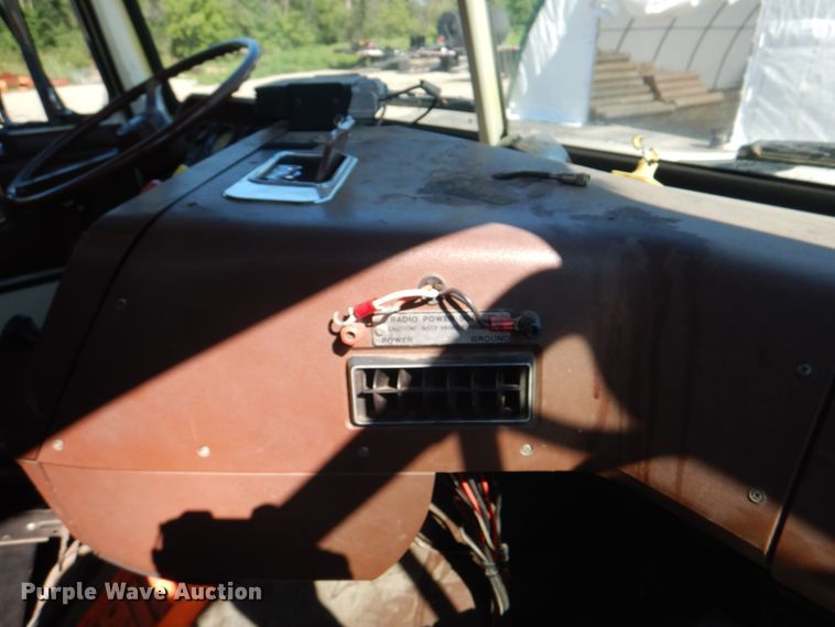 image for item JY9772 1989 White GMC WCS  tank truck