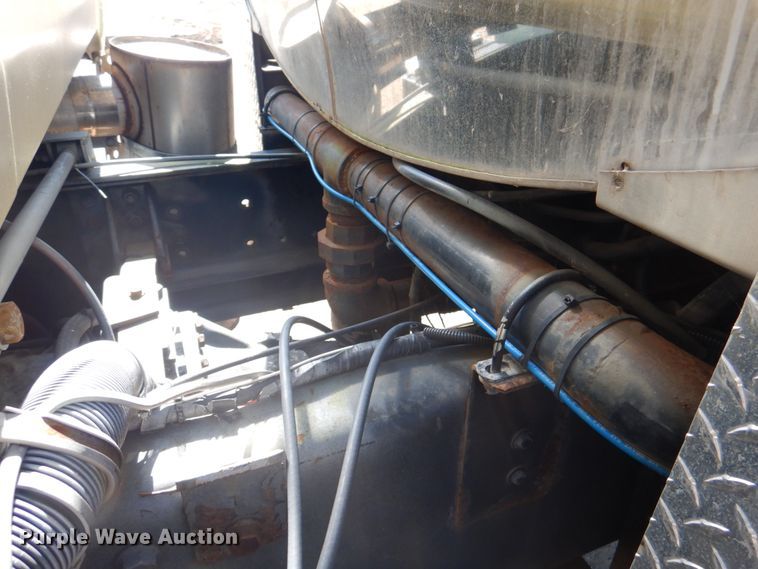 image for item JY9772 1989 White GMC WCS  tank truck