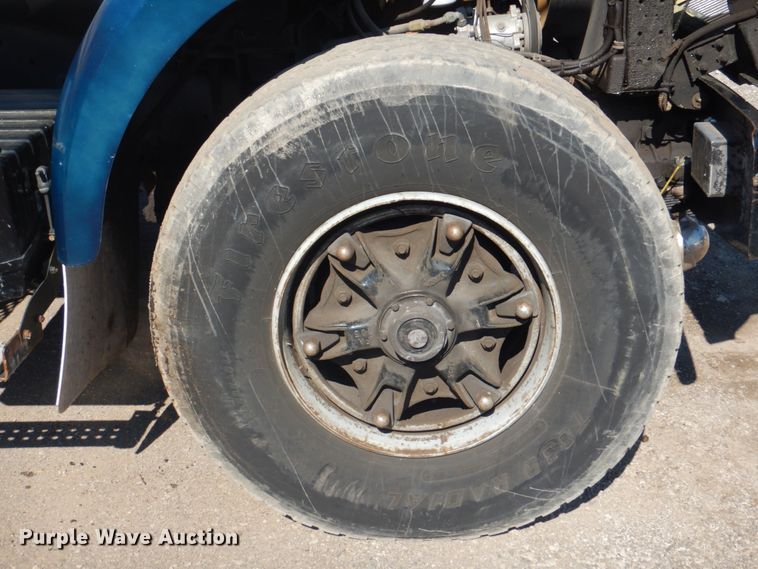 image for item JY9772 1989 White GMC WCS  tank truck