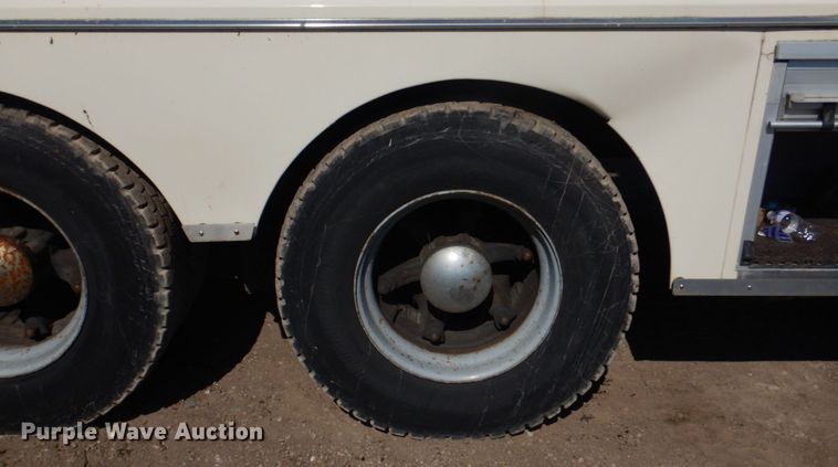 image for item JY9772 1989 White GMC WCS  tank truck