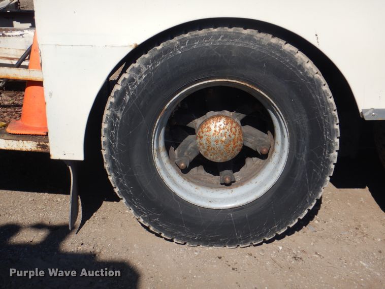 image for item JY9772 1989 White GMC WCS  tank truck