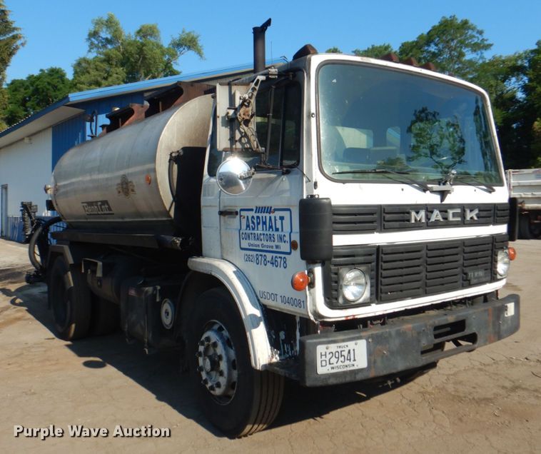 image for item JY9774 1992 Mack Midliner  oil distributor truck