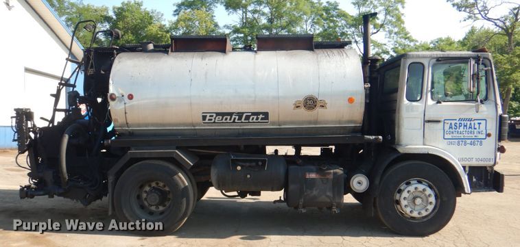 image for item JY9774 1992 Mack Midliner  oil distributor truck