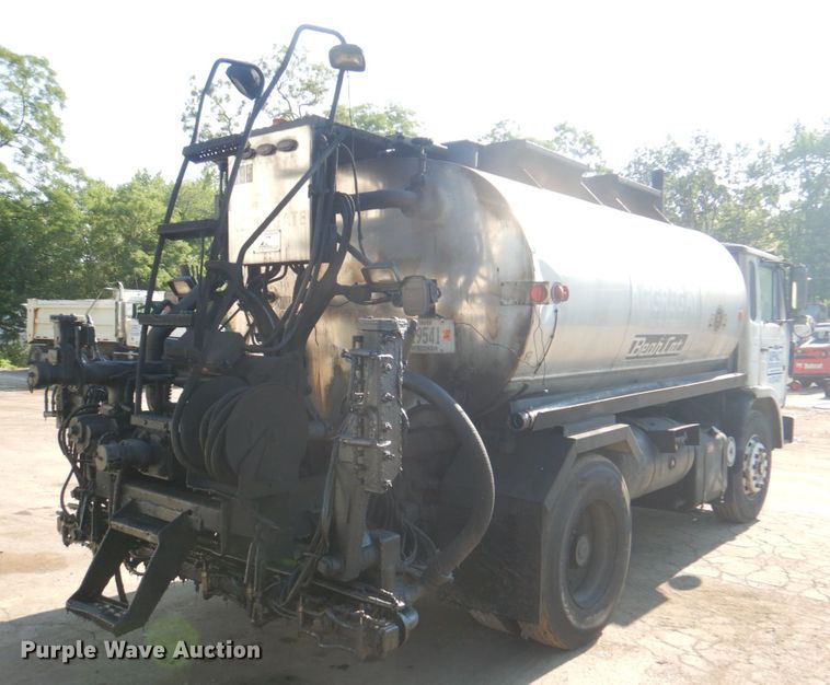 image for item JY9774 1992 Mack Midliner  oil distributor truck