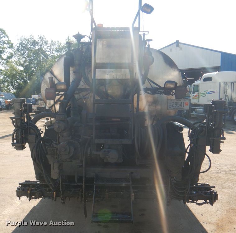 image for item JY9774 1992 Mack Midliner  oil distributor truck