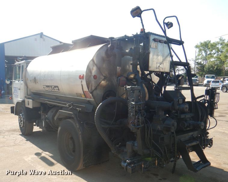 image for item JY9774 1992 Mack Midliner  oil distributor truck