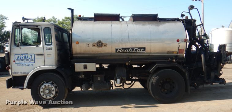 image for item JY9774 1992 Mack Midliner  oil distributor truck