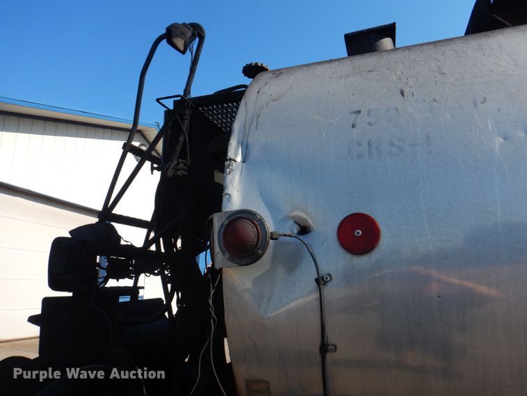 image for item JY9774 1992 Mack Midliner  oil distributor truck