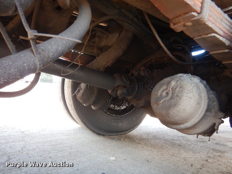 image for item JY9774 1992 Mack Midliner  oil distributor truck